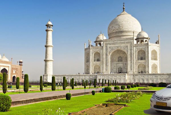 Car rental to visit the Taj Mahal