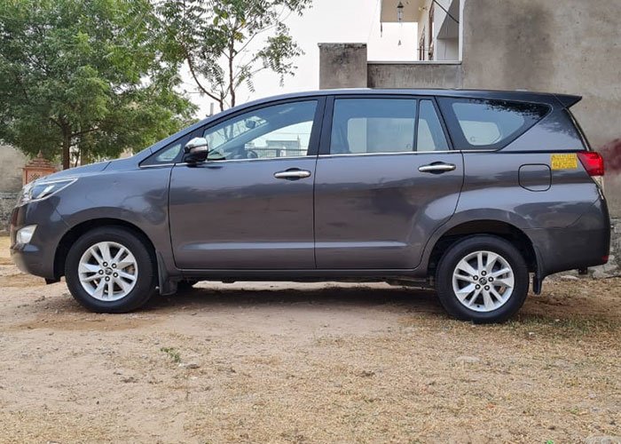 Toyota Innova SUV for car rental in India